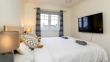 4 bedrooms, iron/ironing board, WiFi, bed sheets