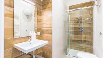 Business Studio | Bathroom | Shower, free toiletries, hair dryer, bidet