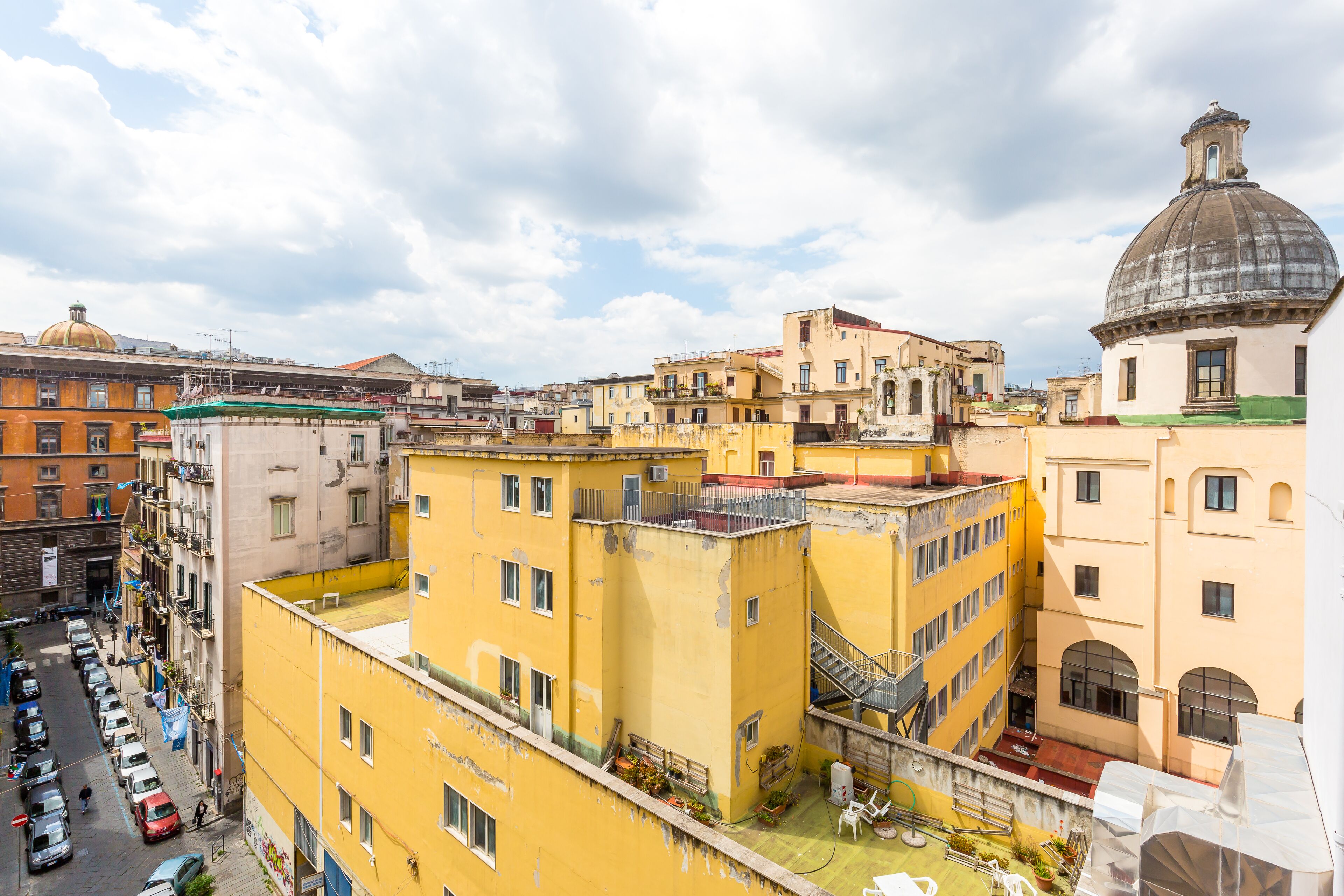 Un edificio giallo con una cupola e una scalinata.
