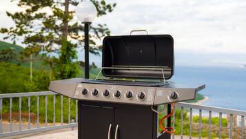 Ein Grill mit Blick auf das Meer.