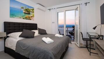 1 habitación, caja de seguridad en la habitación y escritorio