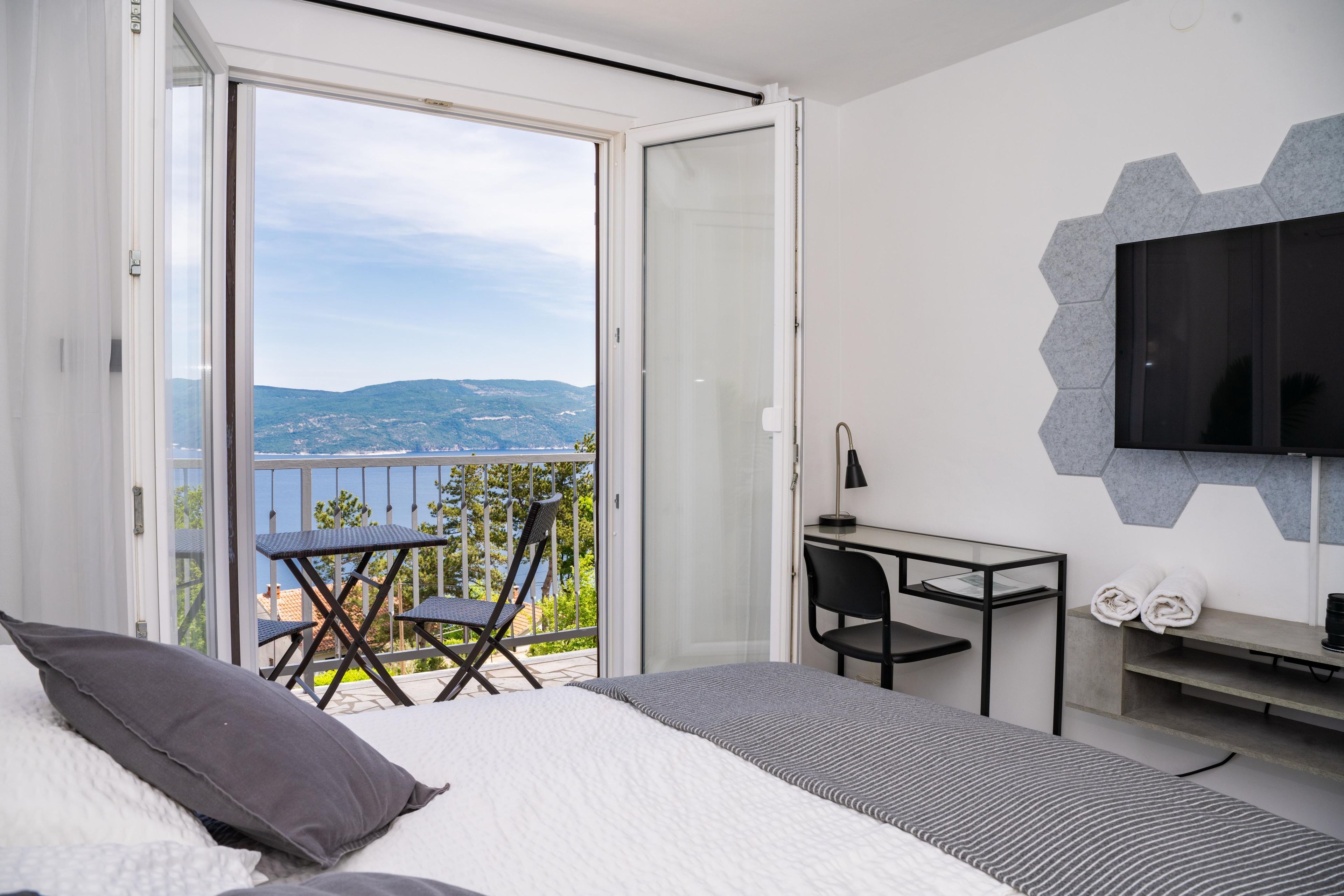 1 bedroom, in-room safe, desk, WiFi (free)