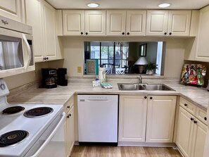 ثلاجة، ميكروويف، فرن، موقد طهي مسطح