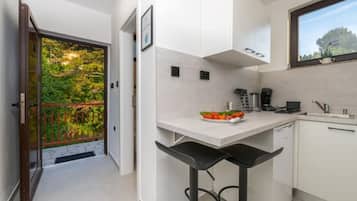 Frigorífico, microondas, placa de cocina y cafetera o tetera