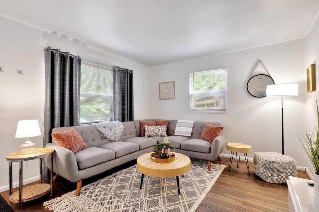 Cozy Cottage in Central Champaign Near UIUC Campus