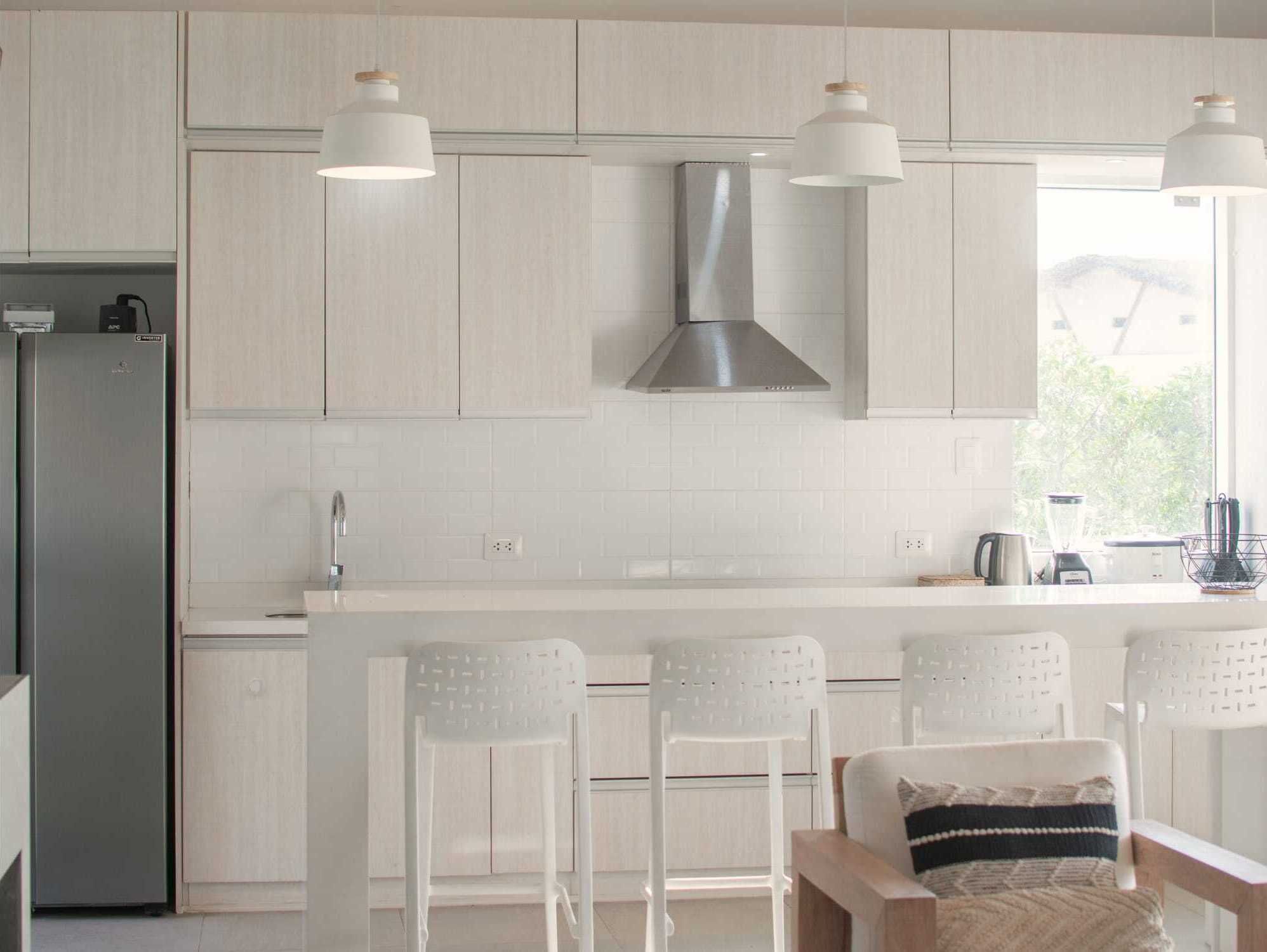 Køleskab, mikrobølgeovn, ovn, kaffe-/temaskine