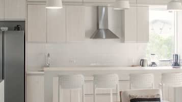 Jääkaappi, mikroaaltouuni, uuni, kahvin-/teenkeitin