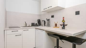 Refrigerador, microondas, parrilla de estufa y cafetera y tetera