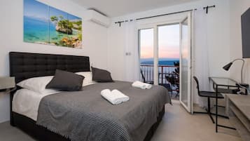 1 habitación, caja de seguridad en la habitación y escritorio