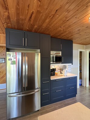 Microwave, oven, stovetop, dishwasher - Cozy Lakefront Cottage in Haliburton, ON. A Classic Cottage With Modern Touches! (Haliburton)