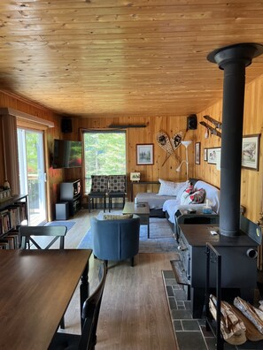 Smart TV, stereo - Cozy Lakefront Cottage in Haliburton, ON. A Classic Cottage With Modern Touches! (Haliburton)