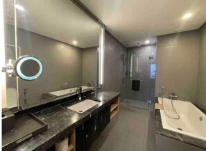 Hårføner, håndklær, såpe og sjampo