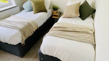 3 habitaciones, escritorio y tabla de planchar con plancha