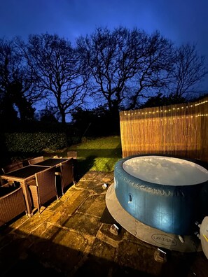 Outdoor dining - Cosy Seaside Cottage sleeps 6 pets welcome (Bexhill)