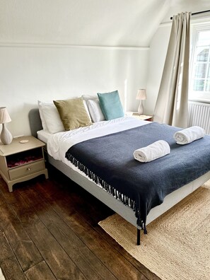 3 Schlafzimmer, Schreibtisch, Bügeleisen/Bügelbrett, Reisekinderbett