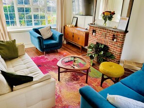 Smart TV, books - Cosy Seaside Cottage sleeps 6 pets welcome (Bexhill)