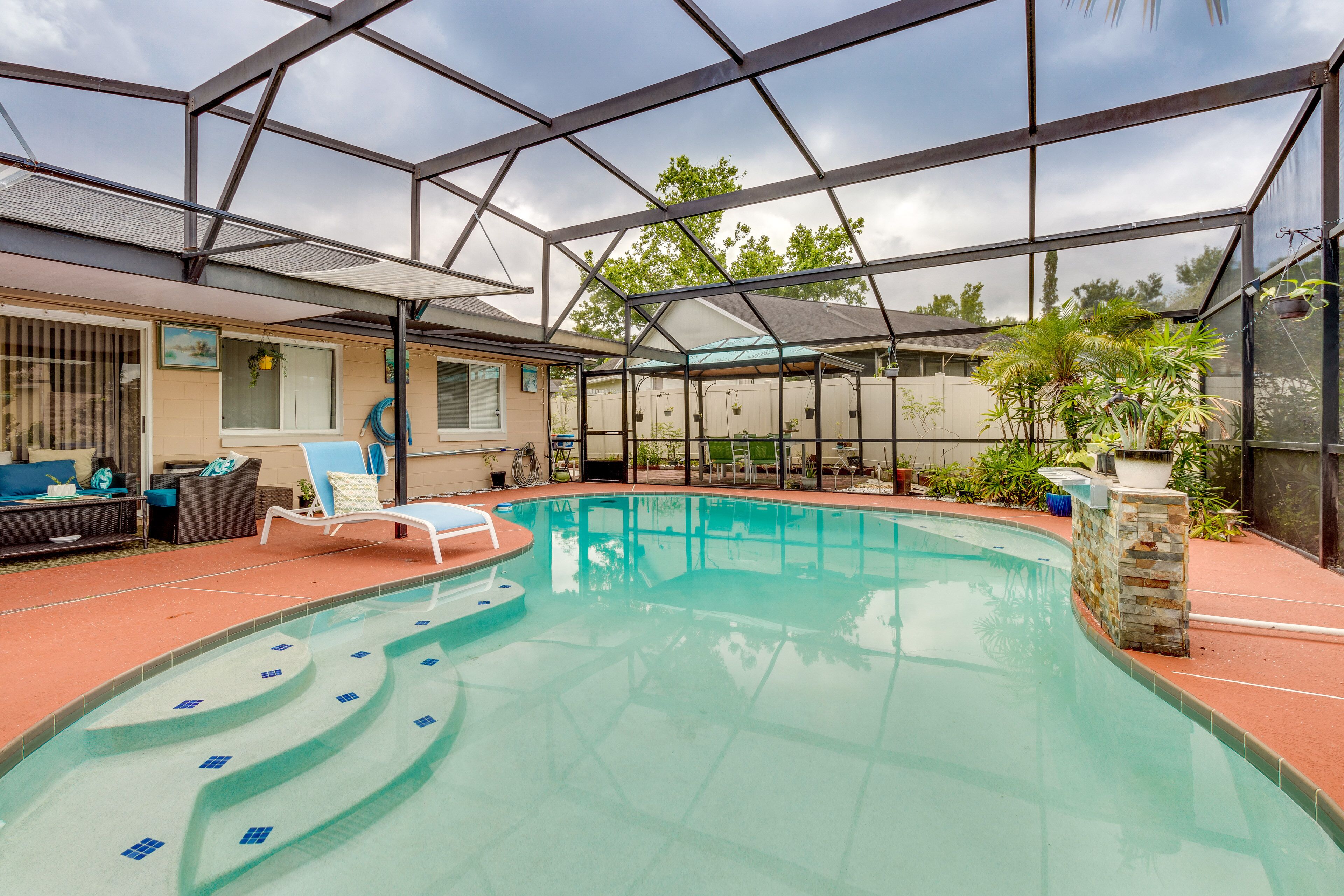 Orlando Home w/ Shared Pool ~ 25 Mi to Disney!