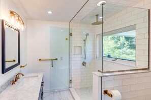 Een douche, een haardroger, vloerverwarming, handdoeken