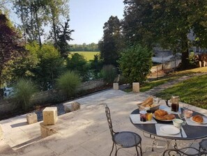 Outdoor dining - Jacquette au Château (Bourdeilles)