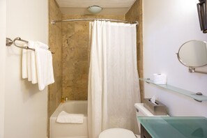 SĂšche-cheveux, serviettes fournies, savon, shampoing