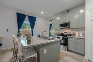 Private kitchen - Mystical Stays: The Owl & Moon, Group Trip, King Bed, Themed Stays. 3+2 (Waco)