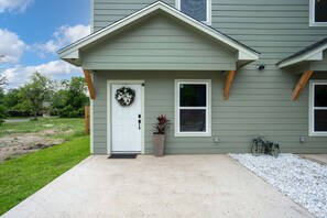 Exterior - Mystical Stays: The Owl & Moon, Group Trip, King Bed, Themed Stays. 3+2 (Waco)