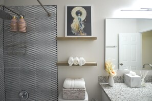 Serviettes fournies, savon, shampoing, papier toilette