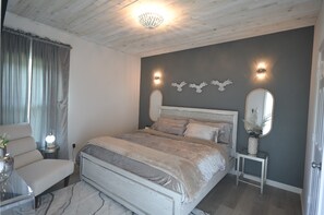 Room - Mystical Stays: The Owl & Moon, Group Trip, King Bed, Themed Stays. 3+2 (Waco)