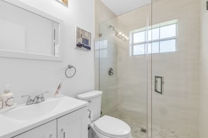 Een douche, een haardroger, handdoeken, zeep