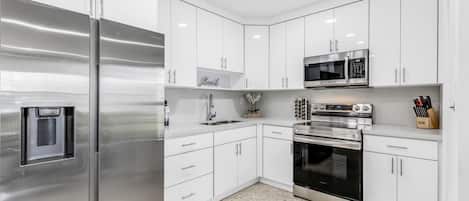 Refrigerador, microondas, horno y parrilla de estufa