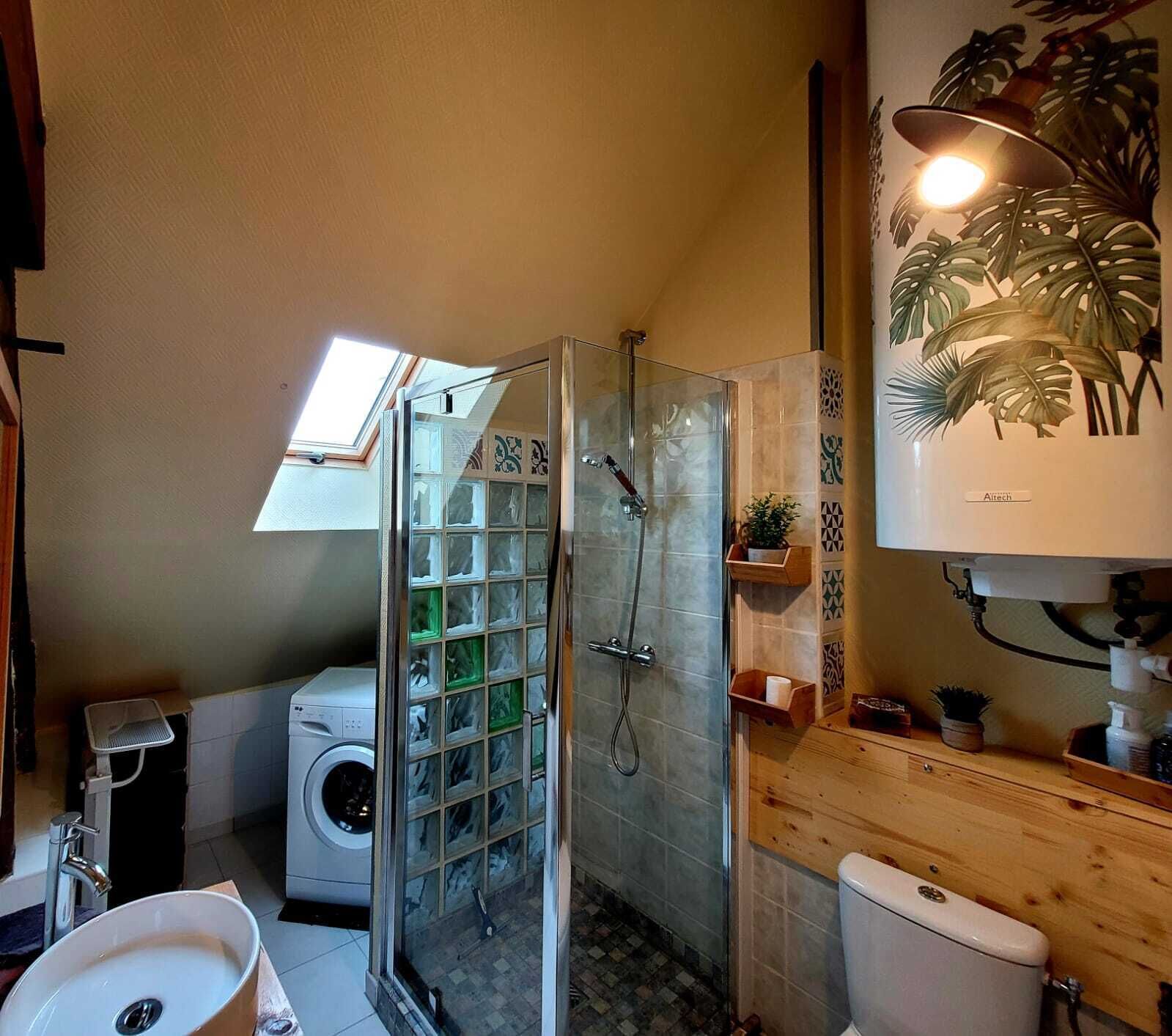 Een douche, een haardroger, handdoeken, zeep