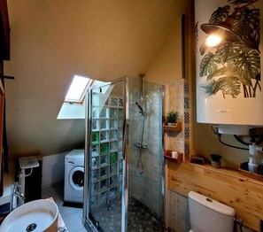 Een douche, een haardroger, handdoeken, zeep
