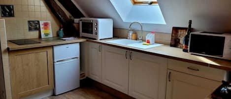 Réfrigérateur, four à micro-ondes, un four, surface de cuisson
