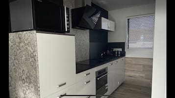 Een koelkast, een microgolfoven, een oven, een kookplaat