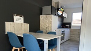 A modern kitchen with a dining area. - Pour 4 Pers Plein Soleil, Gd Terrasse sur Toiture (L'Aiguillon-la-Presqu'île)