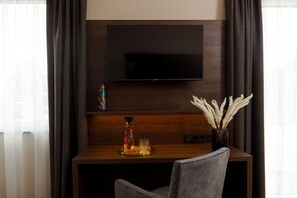 Junior-sviitti | Minibaari, tallelokero huoneessa, yksilöllisesti sisustettu