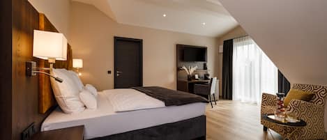 Superior Double Room | 1 bedroom, minibar, in-room safe, individually decorated