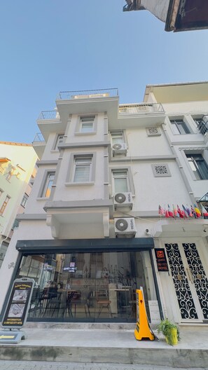 Front of property - La Mer Old City Pansiyon (Istanbul)
