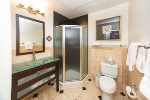 Doccia, asciugacapelli, asciugamani, sapone