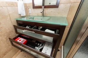 Doccia, asciugacapelli, asciugamani, sapone