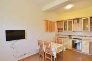 Kühlschrank, Ofen, Herdplatte, Wasserkocher mit Kaffee-/Teezubehör