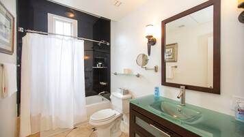 Sèche-cheveux, serviettes fournies, savon, shampoing