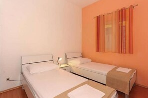 2 bedrooms, travel cot, free WiFi, bed sheets - Spacious apartment with a pool and a barbecue place (Seget Vranjica)