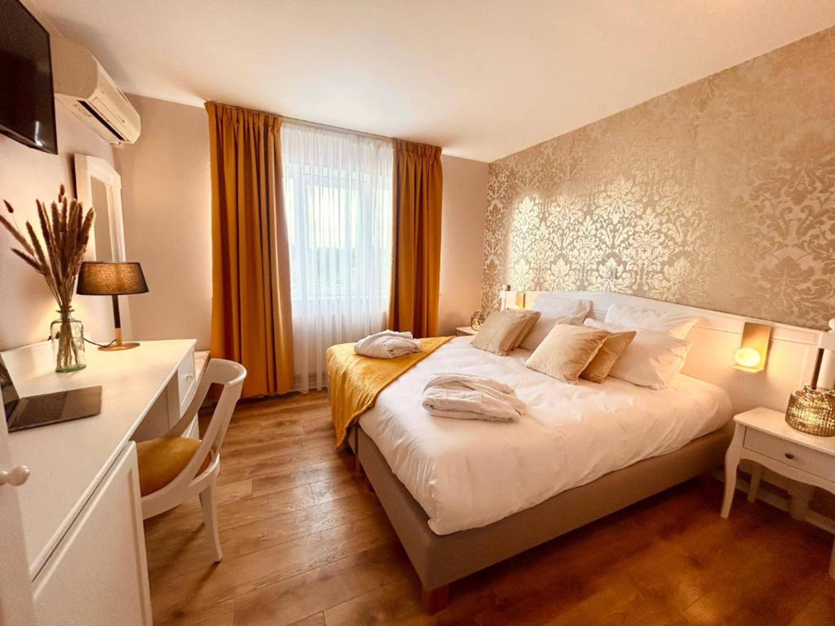 Habitación clásica, 1 cama de matrimonio grande, no fumadores (Twin bed on request) | Caja fuerte, decoración individual, escritorio