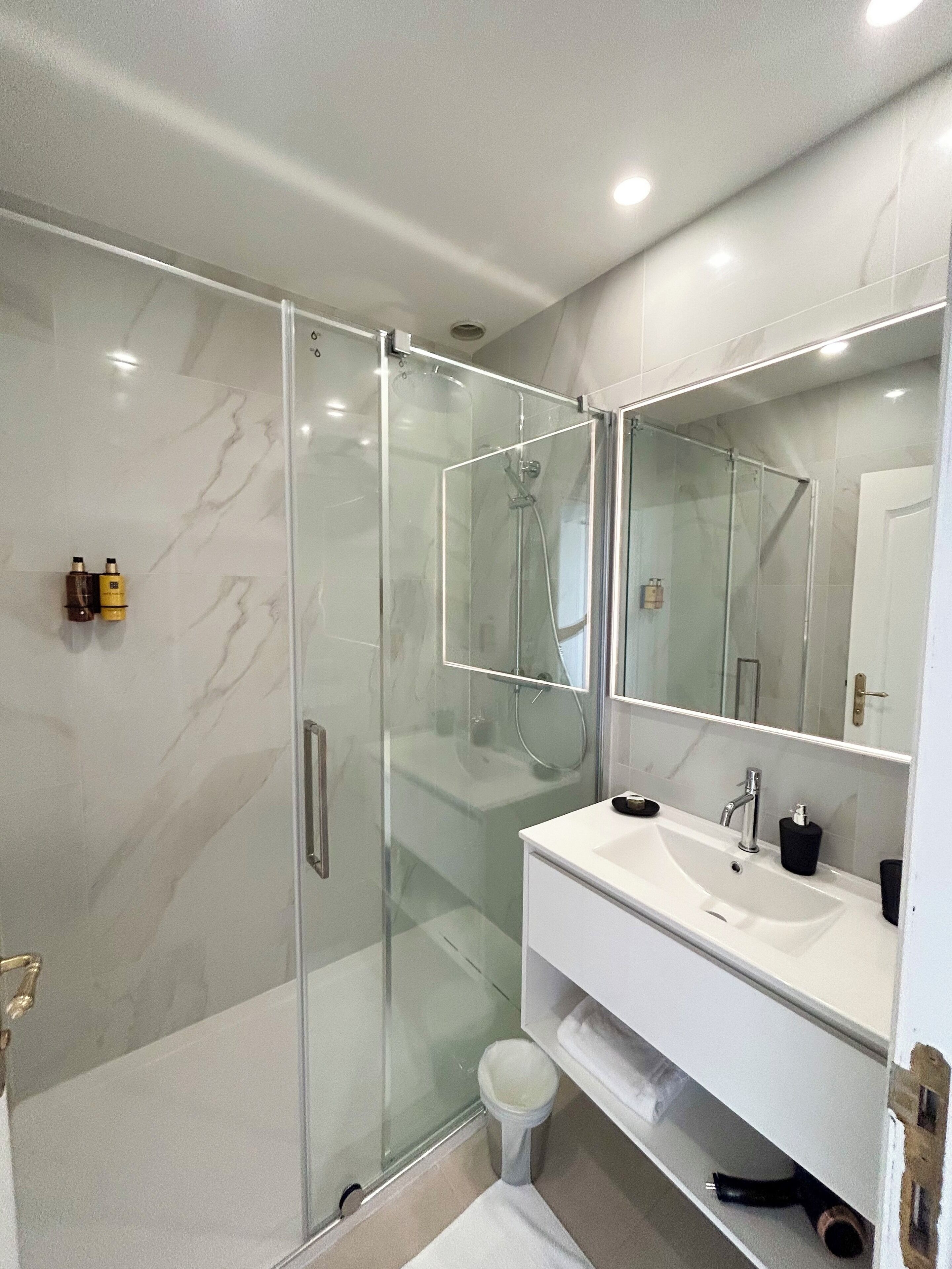 Een douche, een haardroger, badjassen, pantoffels
