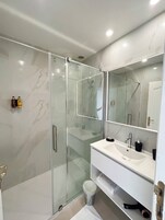 Ducha, secador de pelo, batas, pantuflas