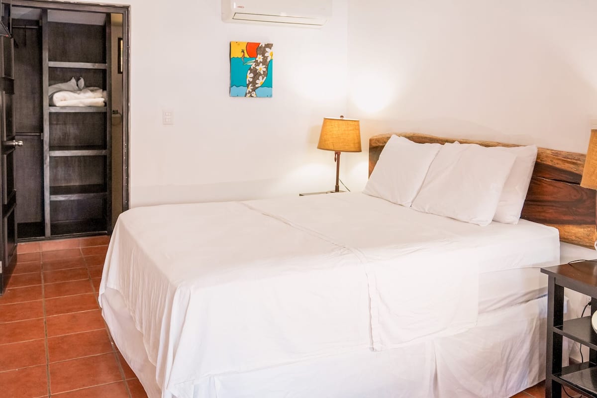 Singola Standard, 1 letto queen | Tende oscuranti, Wi-Fi gratuito, lenzuola