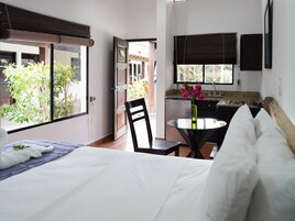 遮光窗帘、免费 WiFi、床单