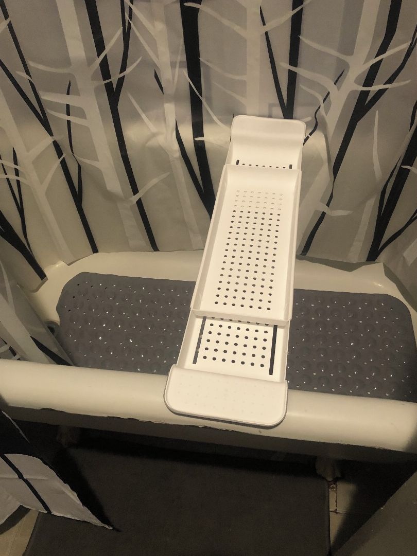 Un fauteuil doté d’une tablette et d’un repose-pieds.