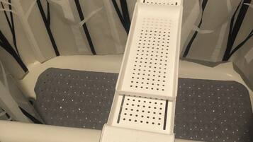 Un fauteuil doté d’une tablette et d’un repose-pieds.
